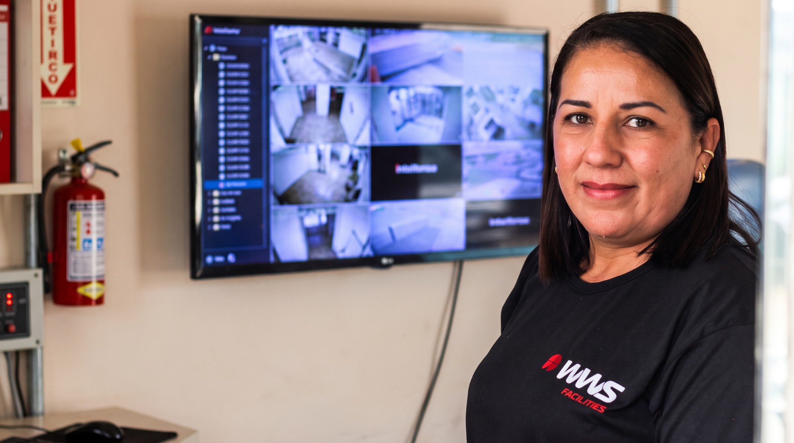 Profissional da WWS Facilities em ambiente de monitoramento